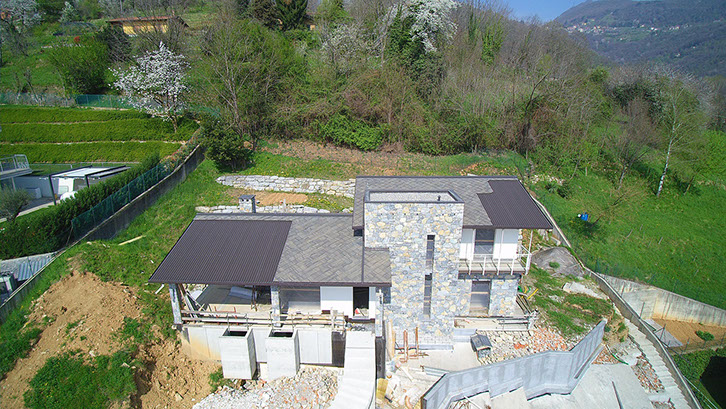 villa struttura legno rivestimento pietra drone
