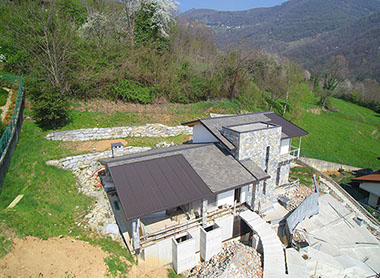 villa struttura legno rivestimento pietra
