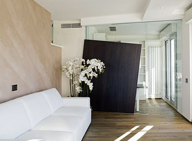 interni attico soggiorno