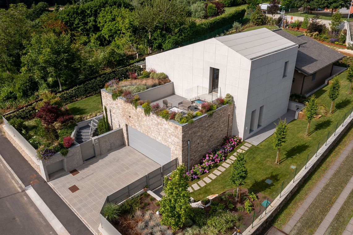 Ingesso casa di paglia