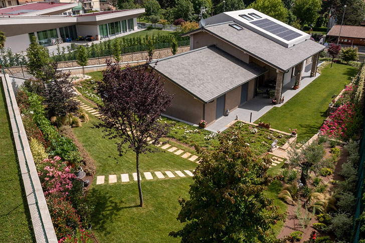 esterno casa di paglia a Torre Boldone