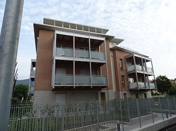 mattoni vista condominio vetro