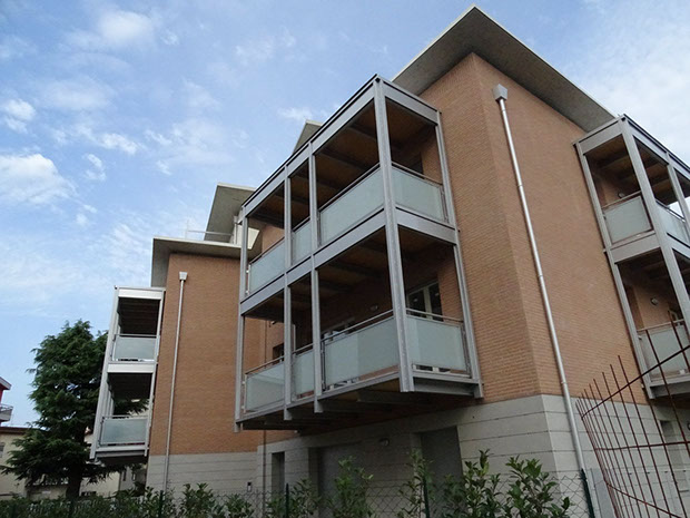 mattoni vista condominio vetro