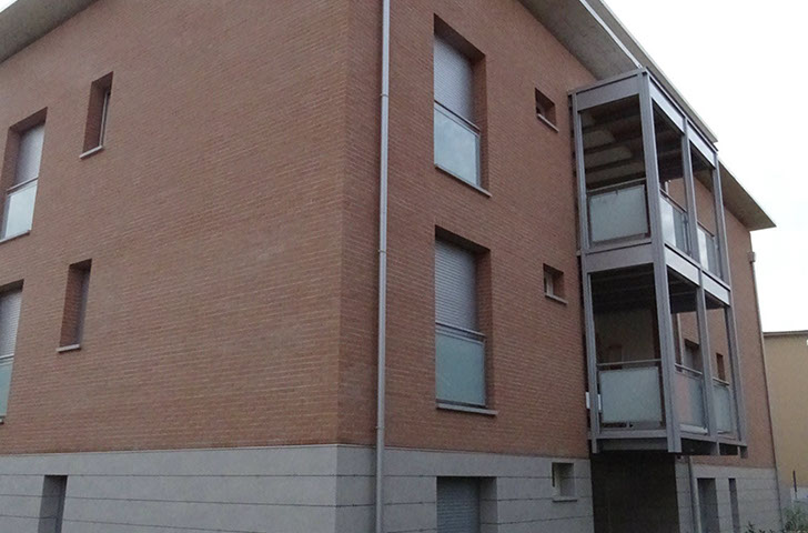 mattoni vista condominio vetro