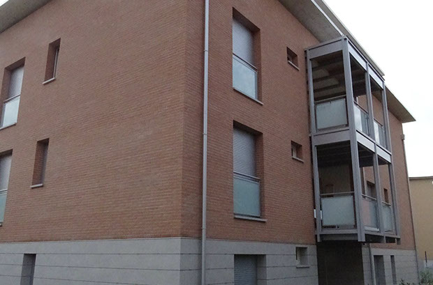 mattoni vista condominio vetro