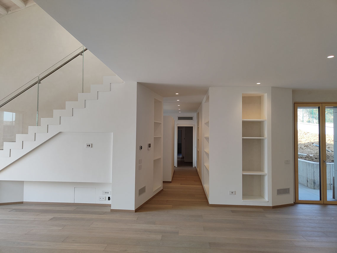 Corridoio con mensole di design