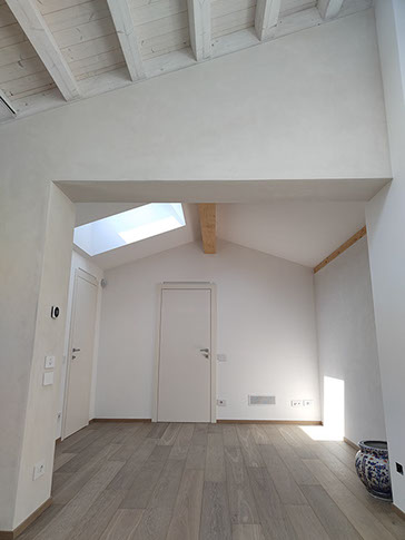 soppalco con lucernario casa di paglia a Torre Boldone