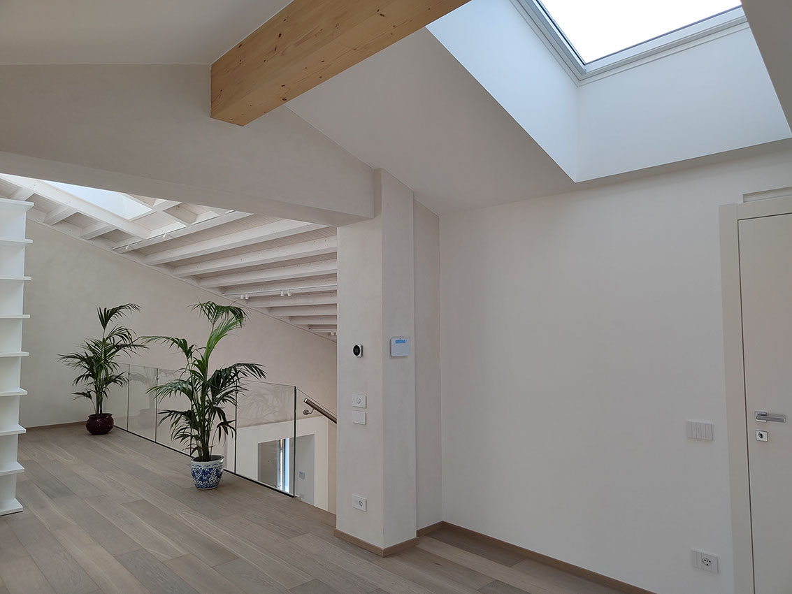 Soppalco con lucernari a Torre Boldone