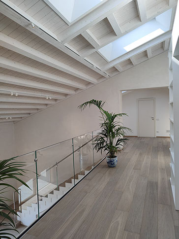 soppalco con lucernario casa di paglia a Torre Boldone