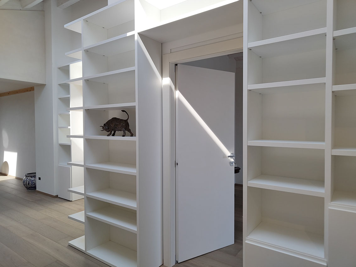 Mensole di design nella casa passiva a Torre Boldone