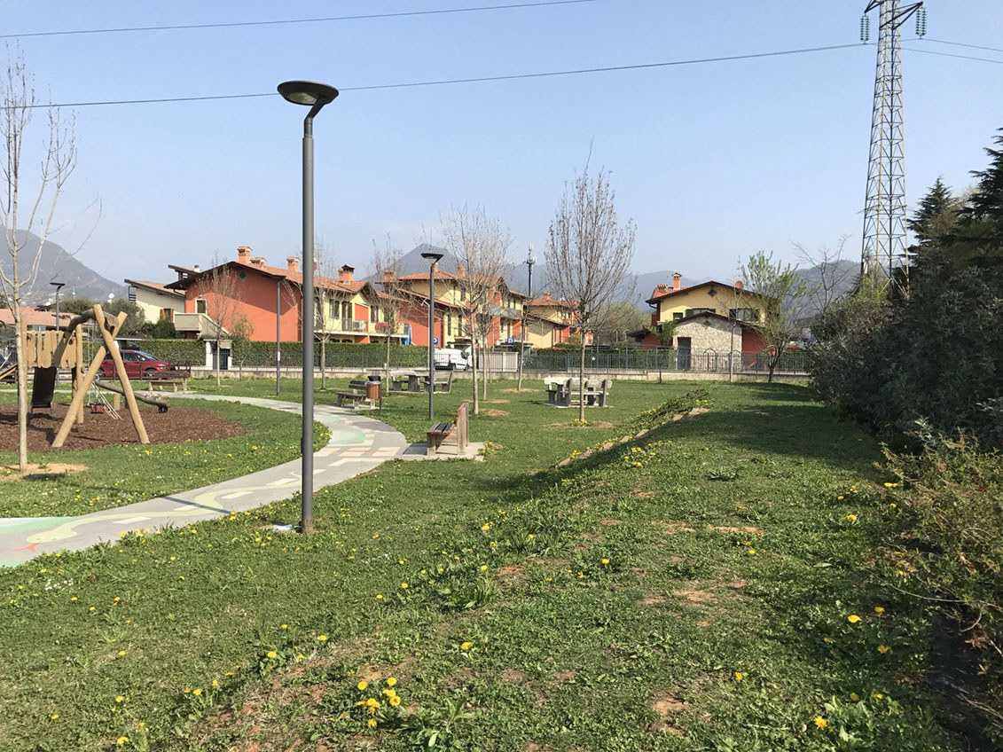 parco vialetto panchine giochi