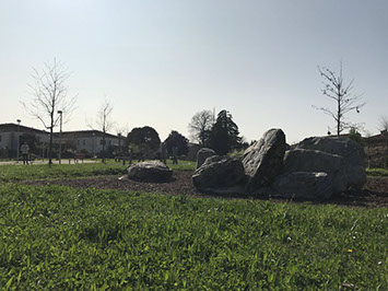 parco sassi panchine