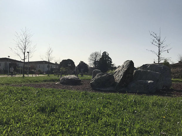 parco sassi panchine