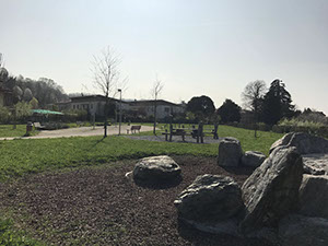 parco interno panchine