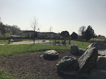 parco interno panchine