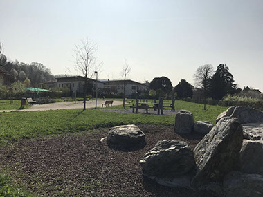 parco interno panchine