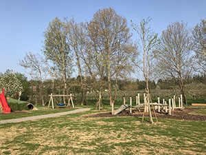 parco giochi scivolo altalena
