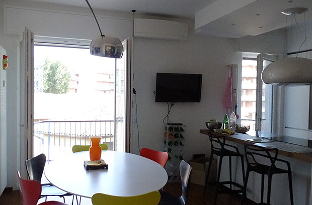 soggiorno cucina pranzo tavolo sedie colorate