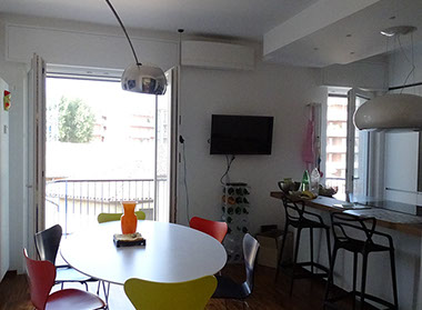 soggiorno cucina pranzo tavolo sedie colorate