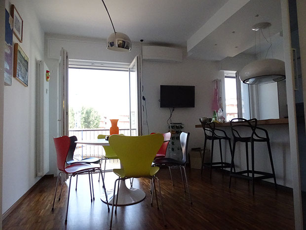 tavolo cucina sedie colorate soggiorno