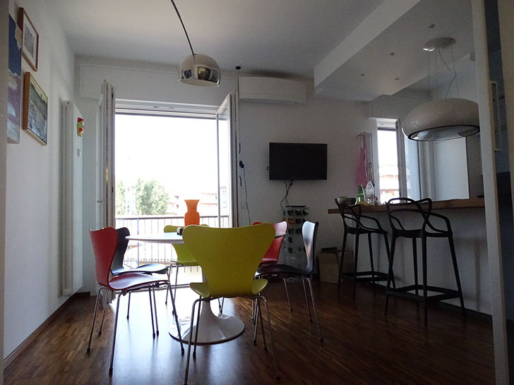 tavolo cucina sedie colorate soggiorno